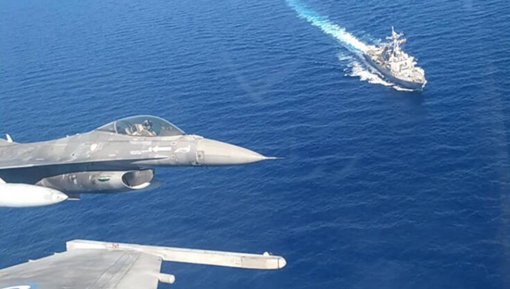Εντυπωσιακά πλάνα από την άσκηση «ΕΥΝΟΜΙΑ» – Πιλότος F-16 περνά πάνω από πολεμικά πλοία (βίντεο)
